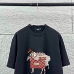 P75 FEN*di芬迪 2026春夏新款短袖t恤 经典马到成功，印花工艺 定制双纱平纹纯棉面料 男女同款 颜色：黑色 白色 尺码： S （90-130斤） M （120-150斤） L （140-165斤） XL （160-180斤） XXL （180-210斤）