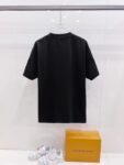 P85 Fendi 26ss新款印花Logo短袖 新款短袖yyds😍 日常出门闭眼搭 定制柔软弹力棉面料 舒适感极佳 搭配双层织物圆领口 衣袖和下摆 简简单单的T 搭配经典烫钻Logo也太好看了吧👍 单穿内搭都是稳稳哒 标志性超正💪 宽松版型一点都不挑人 无数大卡男女都可完美驾驭 男女同款 随意穿搭法一起去解锁吧🤪 尺码：S-XXL