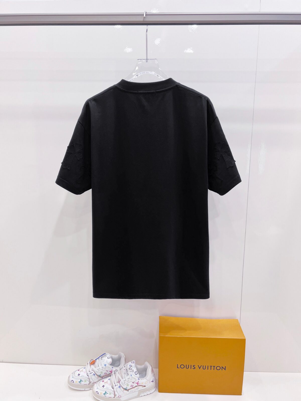 P85 Fendi 26ss新款印花Logo短袖 新款短袖yyds😍 日常出门闭眼搭 定制柔软弹力棉面料 舒适感极佳 搭配双层织物圆领口 衣袖和下摆 简简单单的T 搭配经典烫钻Logo也太好看了吧👍 单穿内搭都是稳稳哒 标志性超正💪 宽松版型一点都不挑人 无数大卡男女都可完美驾驭 男女同款 随意穿搭法一起去解锁吧🤪 尺码：S-XXL
