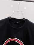 P85 Fendi 26ss新款印花Logo短袖 新款短袖yyds😍 日常出门闭眼搭 定制柔软弹力棉面料 舒适感极佳 搭配双层织物圆领口 衣袖和下摆 简简单单的T 搭配经典烫钻Logo也太好看了吧👍 单穿内搭都是稳稳哒 标志性超正💪 宽松版型一点都不挑人 无数大卡男女都可完美驾驭 男女同款 随意穿搭法一起去解锁吧🤪 尺码：S-XXL
