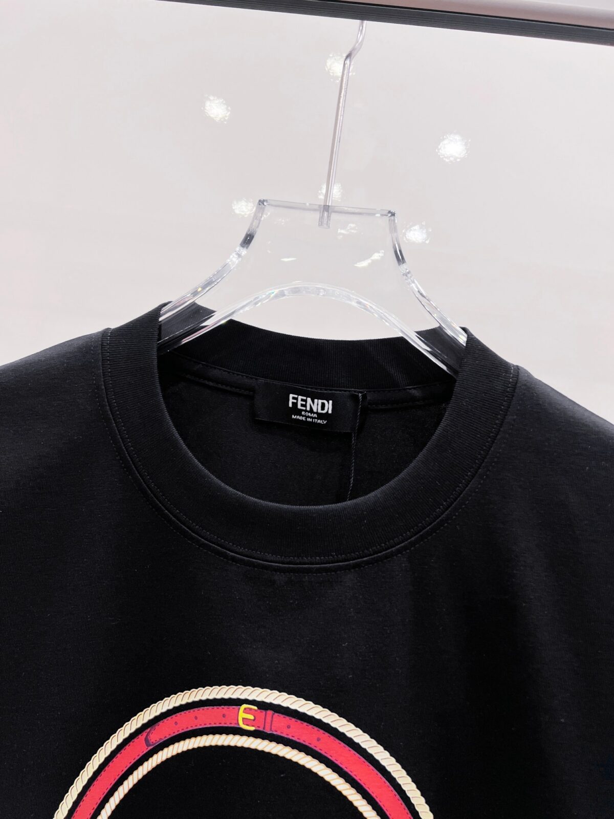 P85 Fendi 26ss新款印花Logo短袖 新款短袖yyds😍 日常出门闭眼搭 定制柔软弹力棉面料 舒适感极佳 搭配双层织物圆领口 衣袖和下摆 简简单单的T 搭配经典烫钻Logo也太好看了吧👍 单穿内搭都是稳稳哒 标志性超正💪 宽松版型一点都不挑人 无数大卡男女都可完美驾驭 男女同款 随意穿搭法一起去解锁吧🤪 尺码：S-XXL