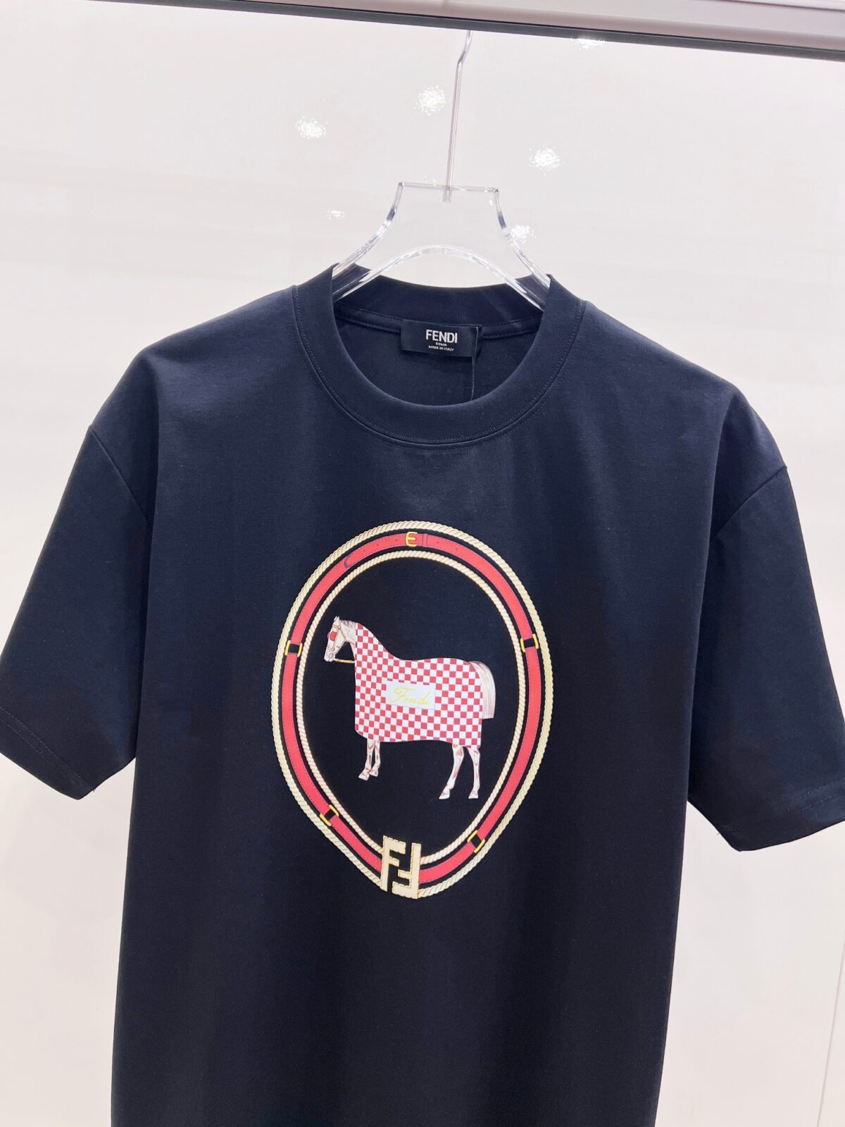 P85 Fendi 26ss新款印花Logo短袖 新款短袖yyds😍 日常出门闭眼搭 定制柔软弹力棉面料 舒适感极佳 搭配双层织物圆领口 衣袖和下摆 简简单单的T 搭配经典烫钻Logo也太好看了吧👍 单穿内搭都是稳稳哒 标志性超正💪 宽松版型一点都不挑人 无数大卡男女都可完美驾驭 男女同款 随意穿搭法一起去解锁吧🤪 尺码：S-XXL