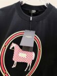 P85 Fendi 26ss新款印花Logo短袖 新款短袖yyds😍 日常出门闭眼搭 定制柔软弹力棉面料 舒适感极佳 搭配双层织物圆领口 衣袖和下摆 简简单单的T 搭配经典烫钻Logo也太好看了吧👍 单穿内搭都是稳稳哒 标志性超正💪 宽松版型一点都不挑人 无数大卡男女都可完美驾驭 男女同款 随意穿搭法一起去解锁吧🤪 尺码：S-XXL