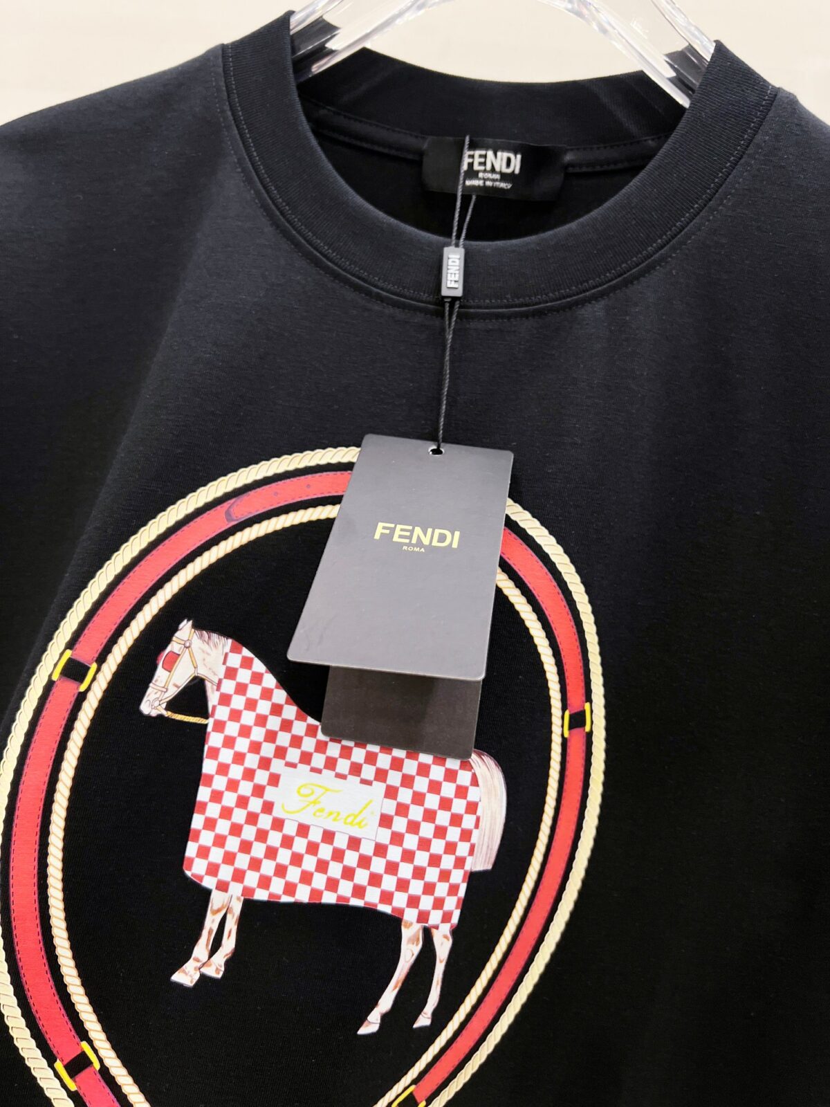 P85 Fendi 26ss新款印花Logo短袖 新款短袖yyds😍 日常出门闭眼搭 定制柔软弹力棉面料 舒适感极佳 搭配双层织物圆领口 衣袖和下摆 简简单单的T 搭配经典烫钻Logo也太好看了吧👍 单穿内搭都是稳稳哒 标志性超正💪 宽松版型一点都不挑人 无数大卡男女都可完美驾驭 男女同款 随意穿搭法一起去解锁吧🤪 尺码：S-XXL