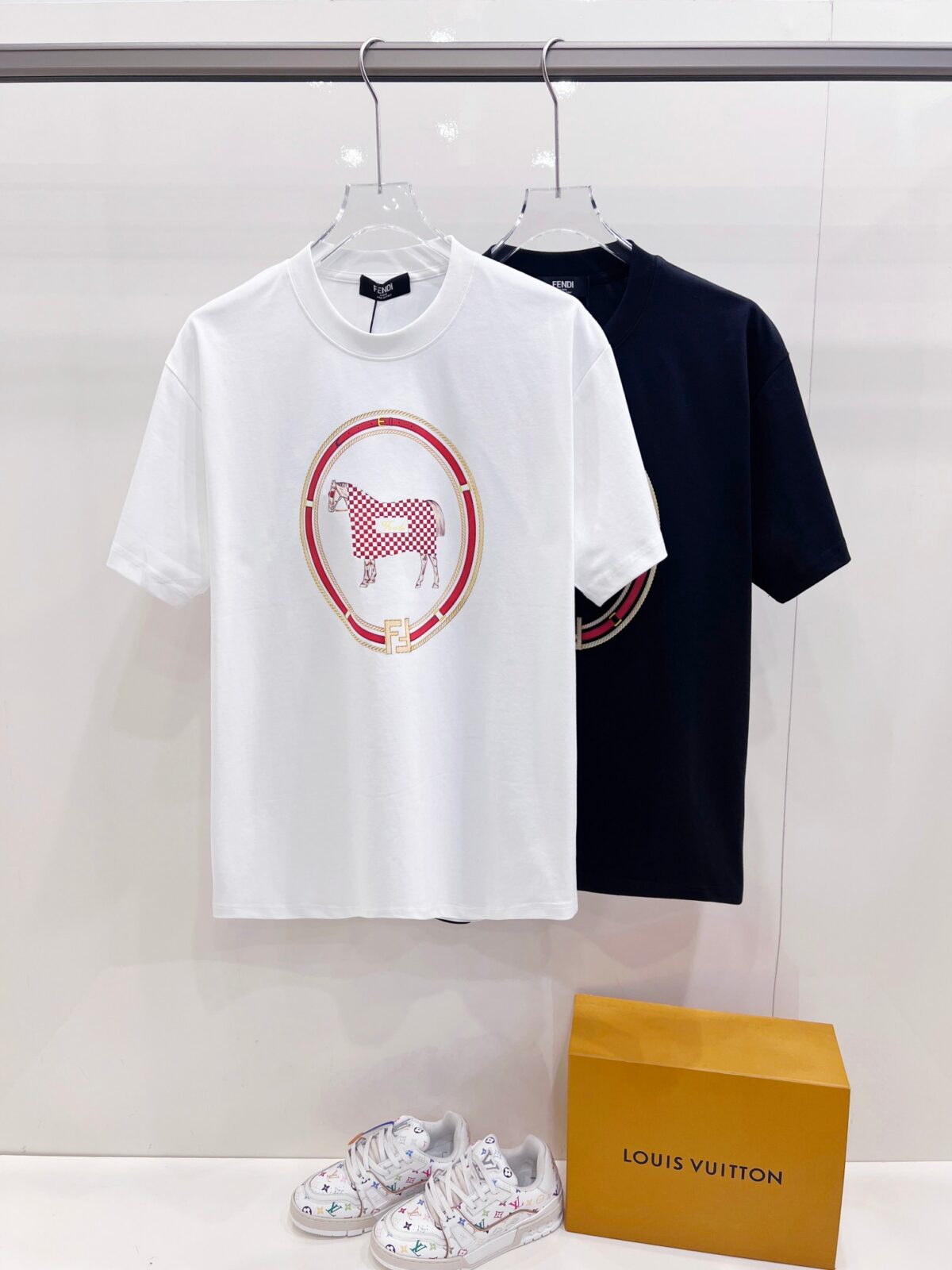 P85 Fendi 26ss新款印花Logo短袖 新款短袖yyds😍 日常出门闭眼搭 定制柔软弹力棉面料 舒适感极佳 搭配双层织物圆领口 衣袖和下摆 简简单单的T 搭配经典烫钻Logo也太好看了吧👍 单穿内搭都是稳稳哒 标志性超正💪 宽松版型一点都不挑人 无数大卡男女都可完美驾驭 男女同款 随意穿搭法一起去解锁吧🤪 尺码：S-XXL