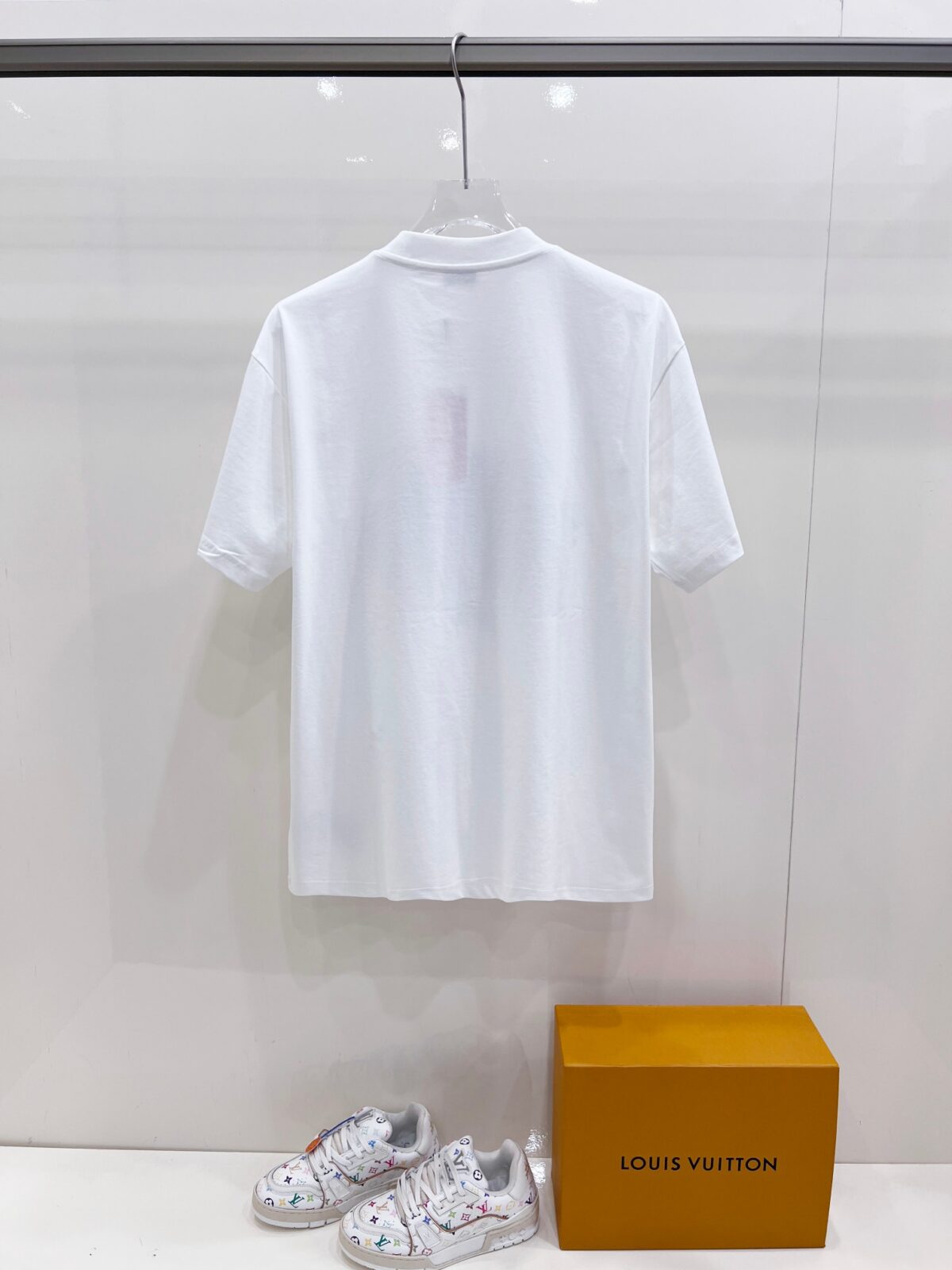 P85 芬迪 26SS FENDI 英文字母logo印花短袖t恤 官方同步 高版本 高品质 时尚个性 百搭潮流 纯原品质 原版面料 品牌logo重工艺设计 高端定制优质棉莫代尔面料.手感柔软.穿着舒适.级别精致车线.做工精细.上身效果无敌帅气！型男必备单品！ 颜色: 黑色.白色. 尺码：S M L XL XXL
