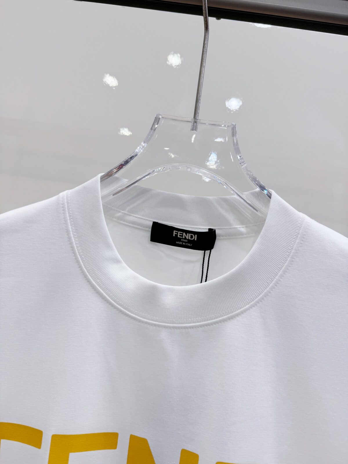 P85 芬迪 26SS FENDI 英文字母logo印花短袖t恤 官方同步 高版本 高品质 时尚个性 百搭潮流 纯原品质 原版面料 品牌logo重工艺设计 高端定制优质棉莫代尔面料.手感柔软.穿着舒适.级别精致车线.做工精细.上身效果无敌帅气！型男必备单品！ 颜色: 黑色.白色. 尺码：S M L XL XXL