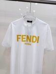 P85 芬迪 26SS FENDI 英文字母logo印花短袖t恤 官方同步 高版本 高品质 时尚个性 百搭潮流 纯原品质 原版面料 品牌logo重工艺设计 高端定制优质棉莫代尔面料.手感柔软.穿着舒适.级别精致车线.做工精细.上身效果无敌帅气！型男必备单品！ 颜色: 黑色.白色. 尺码：S M L XL XXL