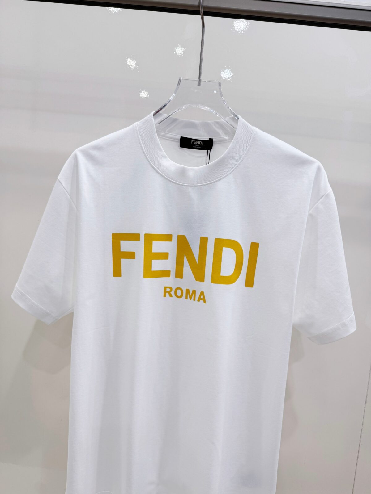 P85 芬迪 26SS FENDI 英文字母logo印花短袖t恤 官方同步 高版本 高品质 时尚个性 百搭潮流 纯原品质 原版面料 品牌logo重工艺设计 高端定制优质棉莫代尔面料.手感柔软.穿着舒适.级别精致车线.做工精细.上身效果无敌帅气！型男必备单品！ 颜色: 黑色.白色. 尺码：S M L XL XXL