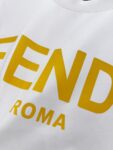 P85 芬迪 26SS FENDI 英文字母logo印花短袖t恤 官方同步 高版本 高品质 时尚个性 百搭潮流 纯原品质 原版面料 品牌logo重工艺设计 高端定制优质棉莫代尔面料.手感柔软.穿着舒适.级别精致车线.做工精细.上身效果无敌帅气！型男必备单品！ 颜色: 黑色.白色. 尺码：S M L XL XXL