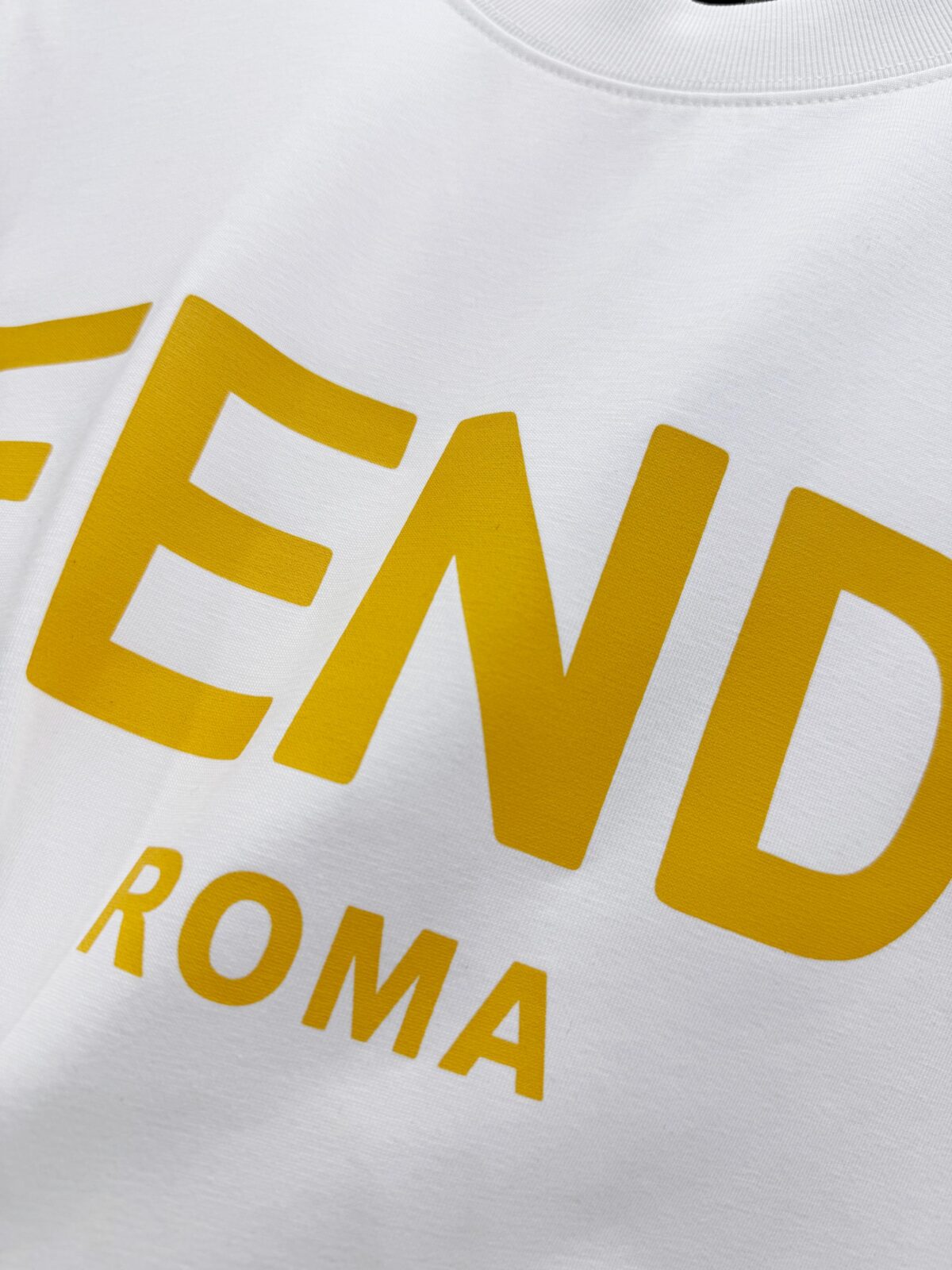 P85 芬迪 26SS FENDI 英文字母logo印花短袖t恤 官方同步 高版本 高品质 时尚个性 百搭潮流 纯原品质 原版面料 品牌logo重工艺设计 高端定制优质棉莫代尔面料.手感柔软.穿着舒适.级别精致车线.做工精细.上身效果无敌帅气！型男必备单品！ 颜色: 黑色.白色. 尺码：S M L XL XXL