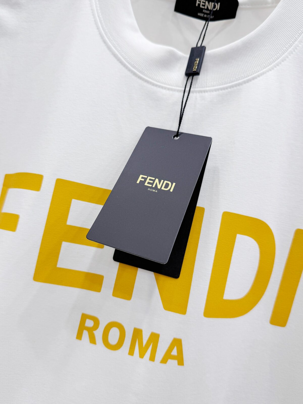 P85 芬迪 26SS FENDI 英文字母logo印花短袖t恤 官方同步 高版本 高品质 时尚个性 百搭潮流 纯原品质 原版面料 品牌logo重工艺设计 高端定制优质棉莫代尔面料.手感柔软.穿着舒适.级别精致车线.做工精细.上身效果无敌帅气！型男必备单品！ 颜色: 黑色.白色. 尺码：S M L XL XXL