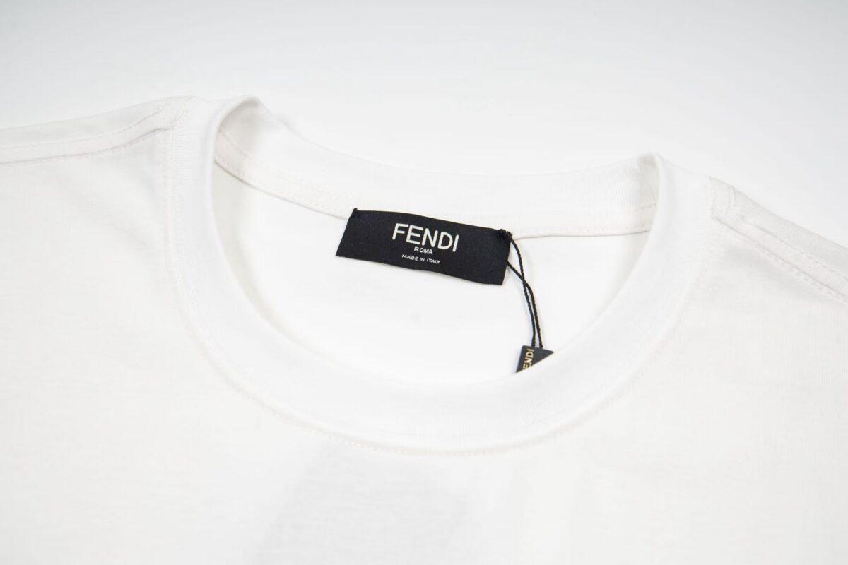 P80 Fendi/芬迪 FF吊牌小狗刺绣短袖T恤 面料采用260克重精梳棉，定制32支1*1螺纹，成衣两遍水洗处理，面料舒适亲肤无异感，定制定染面料，纺织密度高，垂感佳，不易变形，厚织感加上紧密纺纱工艺，不会影响面料的透气性，成色的饱和度很高，刺绣工艺采用进口刺绣机器，使刺绣颜色更加饱满，绣花更加立体，版型上身效果好，百搭好看的一款短袖，宽松版型遮肉显瘦不挑人 Size：XS S M L 颜色 ：黑色 白色