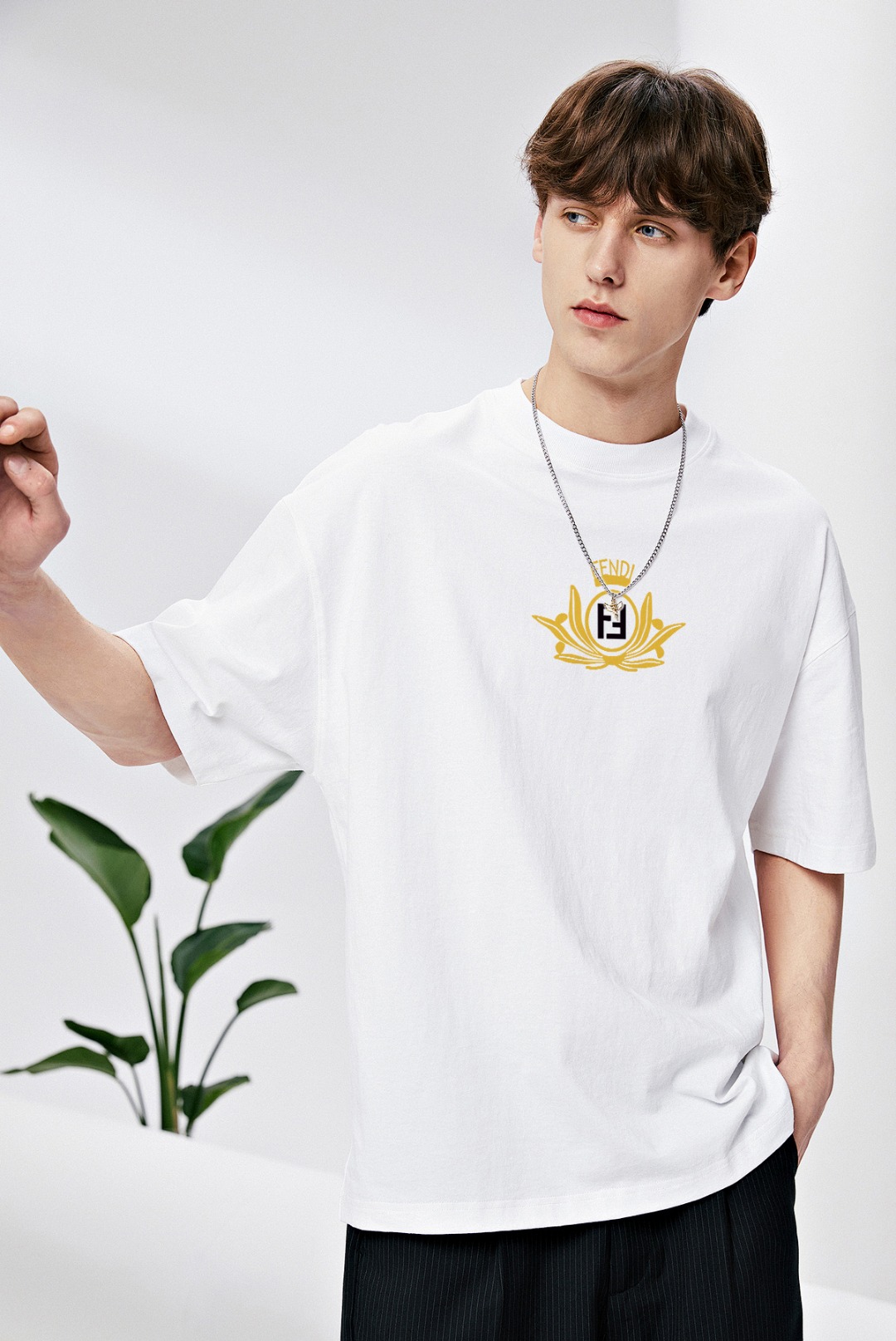 P70 Fendi/芬迪 印花Logo百搭潮流短袖T恤男女同款 吊牌 领标 水洗唛 三标齐全 定织定染280克精梳棉面料 尺码：S-XXL 颜色：黑色，白色