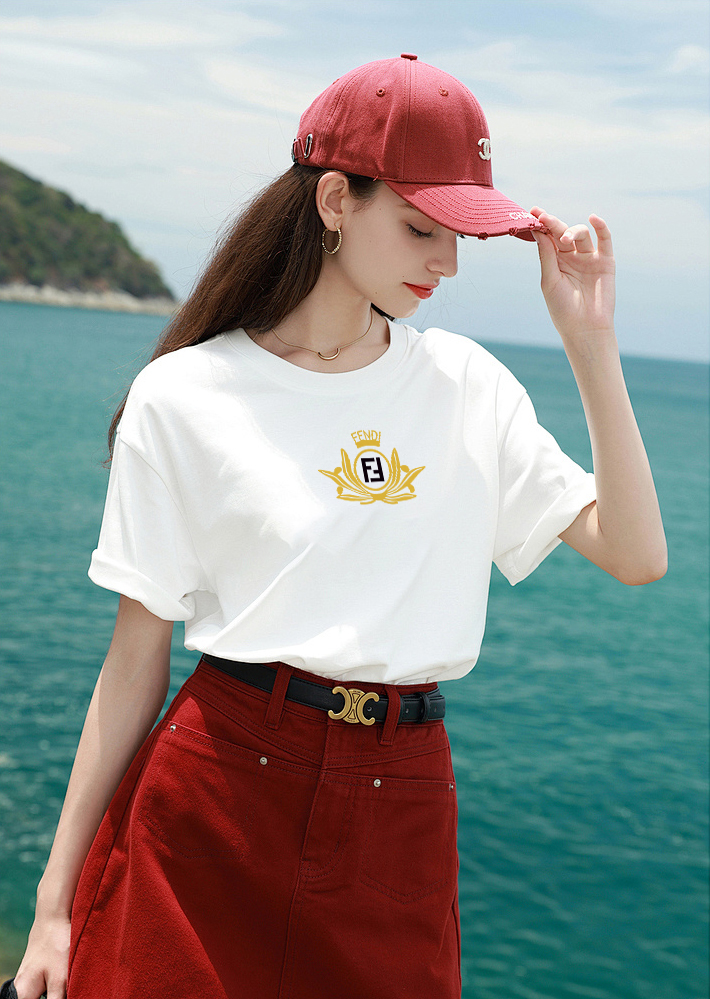 P70 Fendi/芬迪 印花Logo百搭潮流短袖T恤男女同款 吊牌 领标 水洗唛 三标齐全 定织定染280克精梳棉面料 尺码：S-XXL 颜色：黑色，白色
