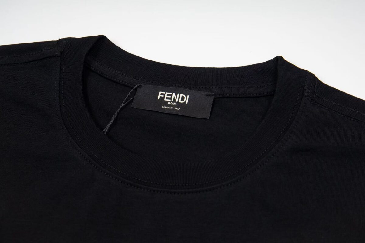 weigou_193519_3_6420dbfb5e P80 Fendi/芬迪 FF吊牌小狗刺绣短袖T恤 面料采用260克重精梳棉,定制32支1*1螺纹,成衣两遍水洗处理,面料舒适亲肤无异感,定制定染面料,纺织密度高,垂感佳,不易变形,厚织感加上紧密纺纱工艺,不会影响面料的透气性,成色的饱和度很高,刺绣工艺采用进口刺绣机器,使刺绣颜色更加饱满,绣花更加立体,版型上身效果好,百搭好看的一款短袖,宽松版型遮肉显瘦不挑人 Size:XS S M L 颜色 :黑色 白色