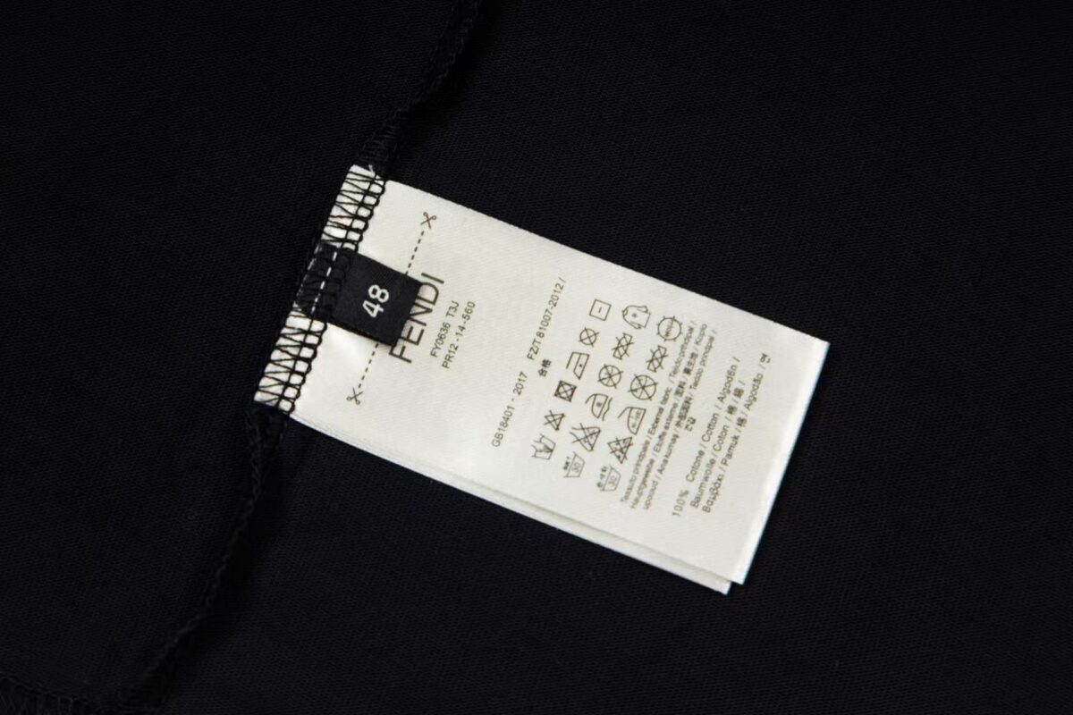 weigou_193519_8_369428e34b P80 Fendi/芬迪 FF吊牌小狗刺绣短袖T恤 面料采用260克重精梳棉,定制32支1*1螺纹,成衣两遍水洗处理,面料舒适亲肤无异感,定制定染面料,纺织密度高,垂感佳,不易变形,厚织感加上紧密纺纱工艺,不会影响面料的透气性,成色的饱和度很高,刺绣工艺采用进口刺绣机器,使刺绣颜色更加饱满,绣花更加立体,版型上身效果好,百搭好看的一款短袖,宽松版型遮肉显瘦不挑人 Size:XS S M L 颜色 :黑色 白色