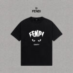 P70 Fendi/芬迪 印花Logo百搭潮流短袖T恤男女同款 吊牌 领标 水洗唛 三标齐全 定织定染280克精梳棉面料 尺码：S-XXL 颜色：黑色，白色