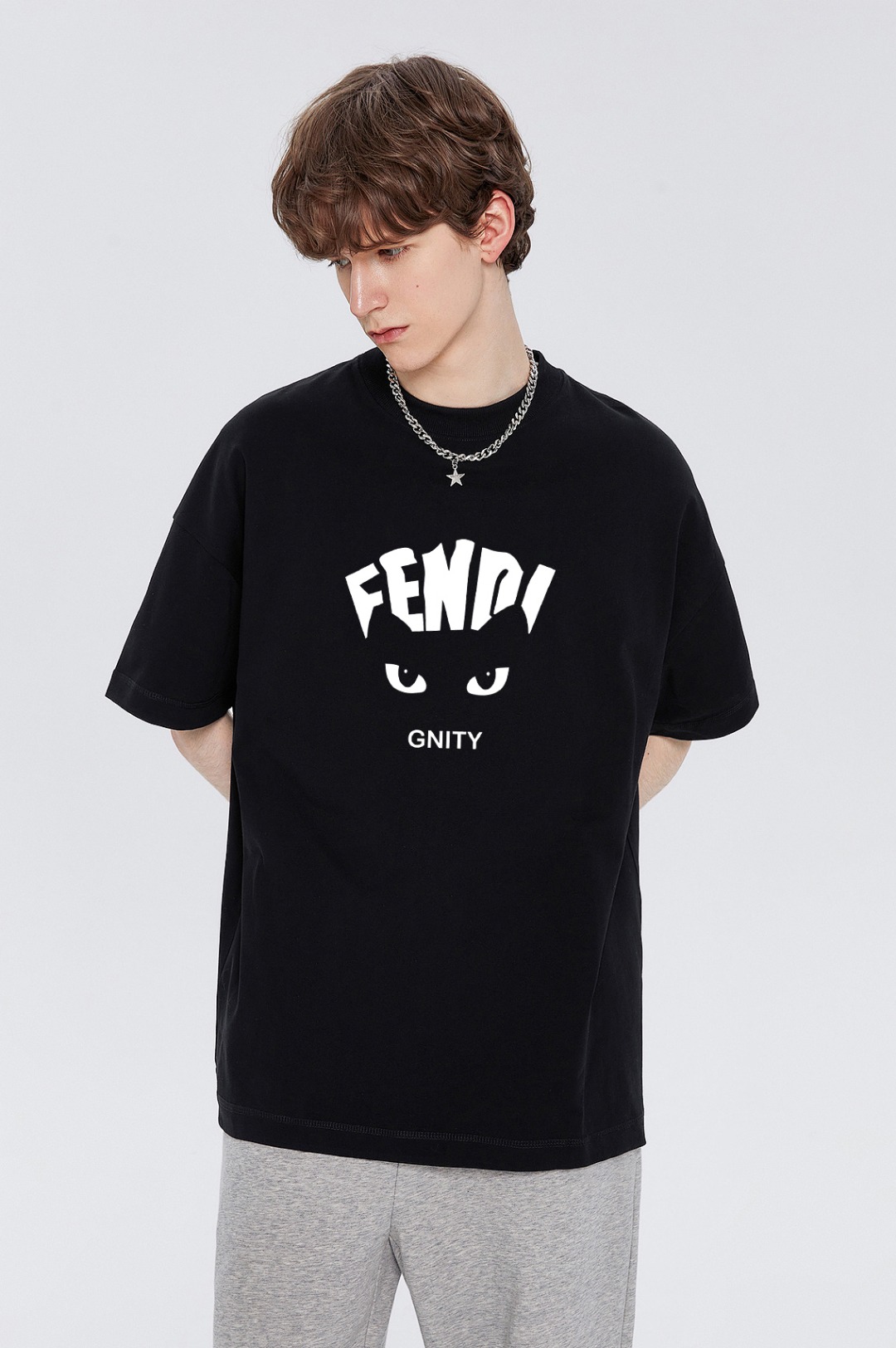 P70 Fendi/芬迪 印花Logo百搭潮流短袖T恤男女同款 吊牌 领标 水洗唛 三标齐全 定织定染280克精梳棉面料 尺码：S-XXL 颜色：黑色，白色
