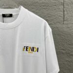 P75 FEN*di芬迪 2026春夏新款短袖t恤 经典 立体刺绣工艺 定制双纱平纹纯棉面料 男女同款 颜色：黑色 白色 尺码： S （90-130斤） M （120-150斤） L （140-165斤） XL （160-180斤） XXL （180-210斤）