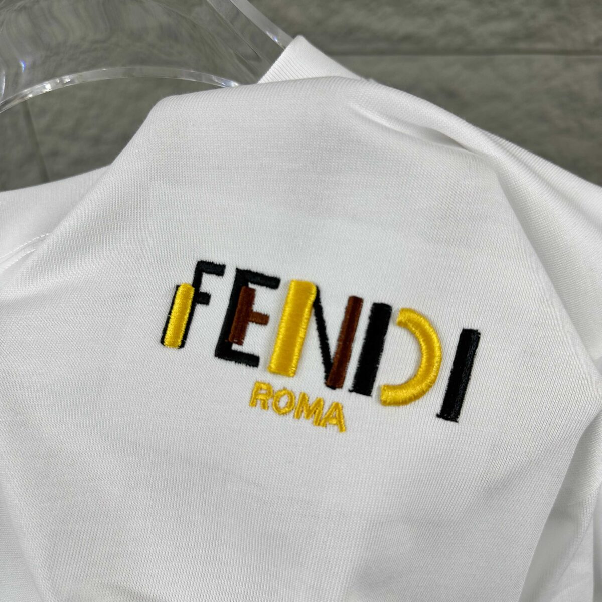 P75 FEN*di芬迪 2026春夏新款短袖t恤 经典 立体刺绣工艺 定制双纱平纹纯棉面料 男女同款 颜色：黑色 白色 尺码： S （90-130斤） M （120-150斤） L （140-165斤） XL （160-180斤） XXL （180-210斤）