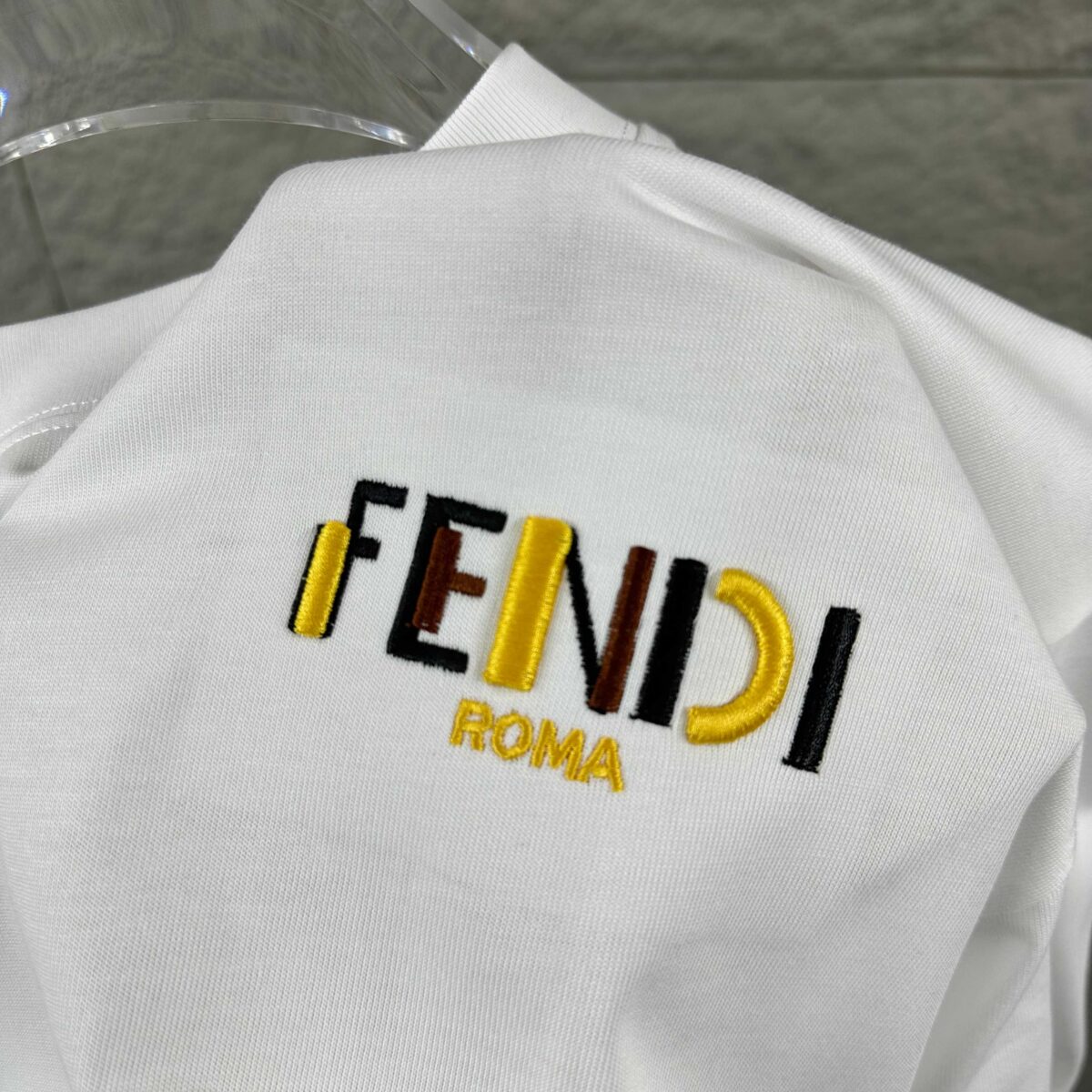 P75 FEN*di芬迪 2026春夏新款短袖t恤 经典 立体刺绣工艺 定制双纱平纹纯棉面料 男女同款 颜色：黑色 白色 尺码： S （90-130斤） M （120-150斤） L （140-165斤） XL （160-180斤） XXL （180-210斤）