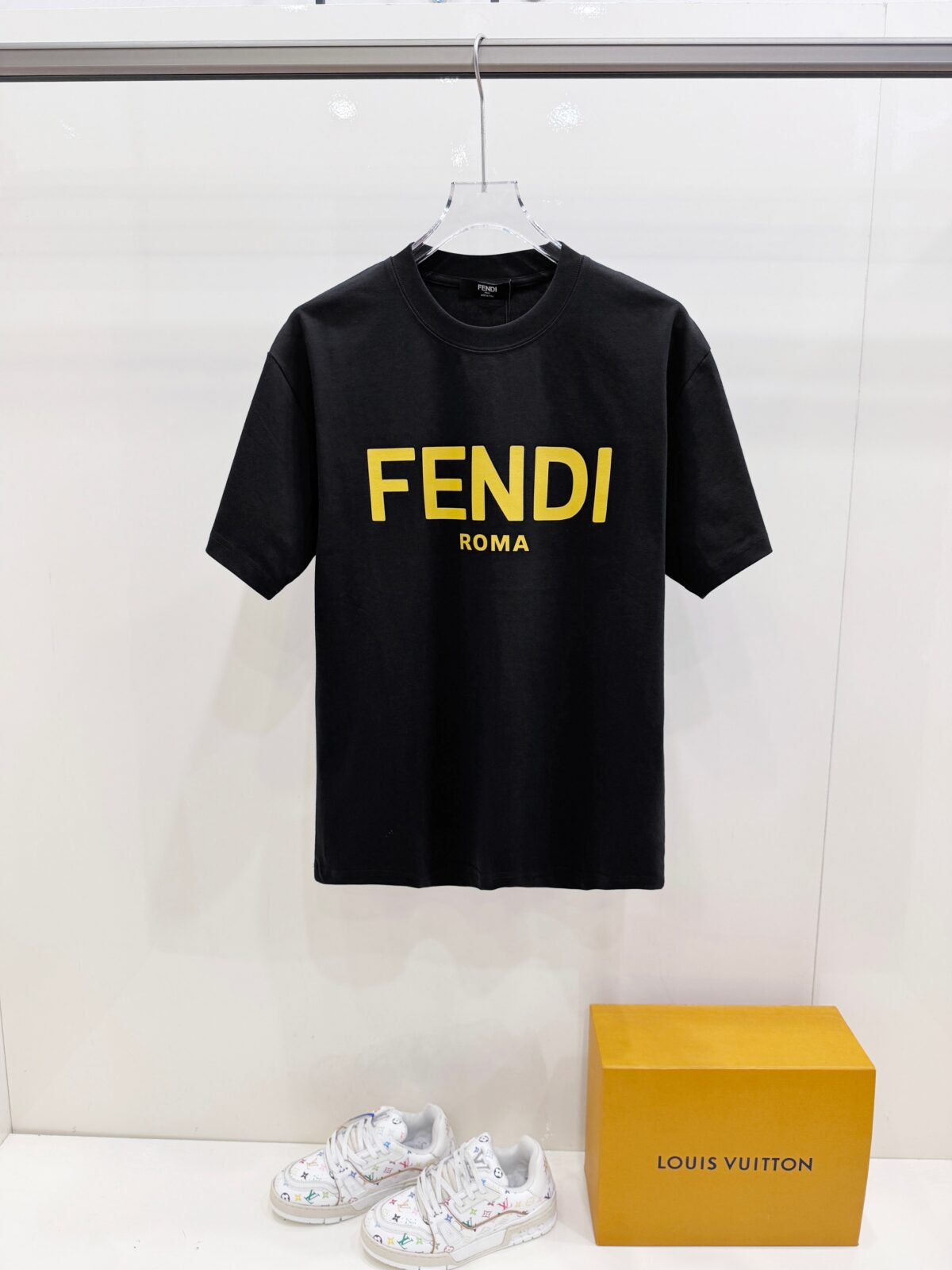 P85 芬迪 26SS FENDI 英文字母logo印花短袖t恤 官方同步 高版本 高品质 时尚个性 百搭潮流 纯原品质 原版面料 品牌logo重工艺设计 高端定制优质棉莫代尔面料.手感柔软.穿着舒适.级别精致车线.做工精细.上身效果无敌帅气！型男必备单品！ 颜色: 黑色.白色. 尺码：S M L XL XXL