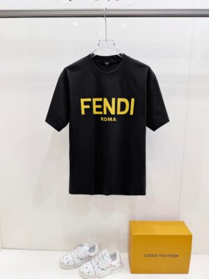 P85 芬迪 26SS FENDI 英文字母logo印花短袖t恤 官方同步 高版本 高品质 时尚个性 百搭潮流 纯原品质 原版面料 品牌logo重工艺设计 高端定制优质棉莫代尔面料.手感柔软.穿着舒适.级别精致车线.做工精细.上身效果无敌帅气！型男必备单品！ 颜色: 黑色.白色. 尺码：S M L XL XXL