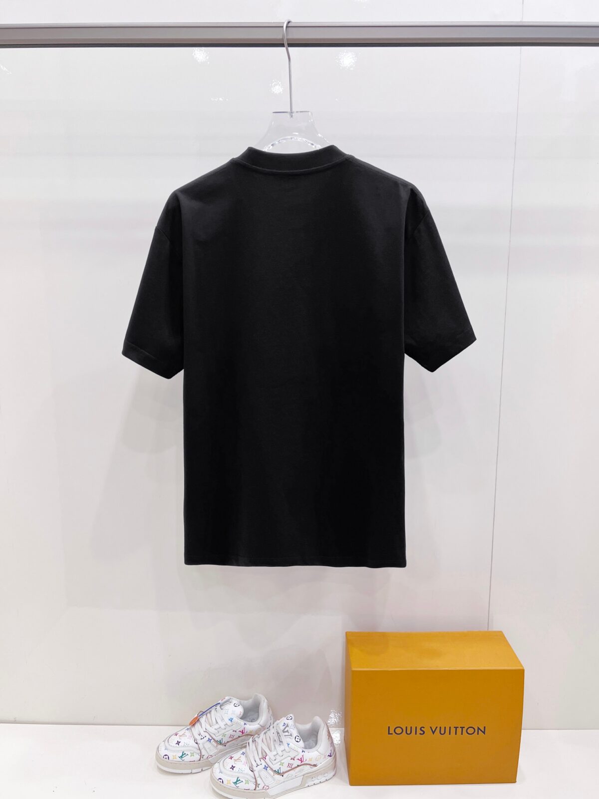 P85 芬迪 26SS FENDI 英文字母logo印花短袖t恤 官方同步 高版本 高品质 时尚个性 百搭潮流 纯原品质 原版面料 品牌logo重工艺设计 高端定制优质棉莫代尔面料.手感柔软.穿着舒适.级别精致车线.做工精细.上身效果无敌帅气！型男必备单品！ 颜色: 黑色.白色. 尺码：S M L XL XXL