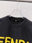 P85 芬迪 26SS FENDI 英文字母logo印花短袖t恤 官方同步 高版本 高品质 时尚个性 百搭潮流 纯原品质 原版面料 品牌logo重工艺设计 高端定制优质棉莫代尔面料.手感柔软.穿着舒适.级别精致车线.做工精细.上身效果无敌帅气！型男必备单品！ 颜色: 黑色.白色. 尺码：S M L XL XXL