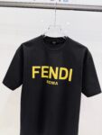 P85 芬迪 26SS FENDI 英文字母logo印花短袖t恤 官方同步 高版本 高品质 时尚个性 百搭潮流 纯原品质 原版面料 品牌logo重工艺设计 高端定制优质棉莫代尔面料.手感柔软.穿着舒适.级别精致车线.做工精细.上身效果无敌帅气！型男必备单品！ 颜色: 黑色.白色. 尺码：S M L XL XXL