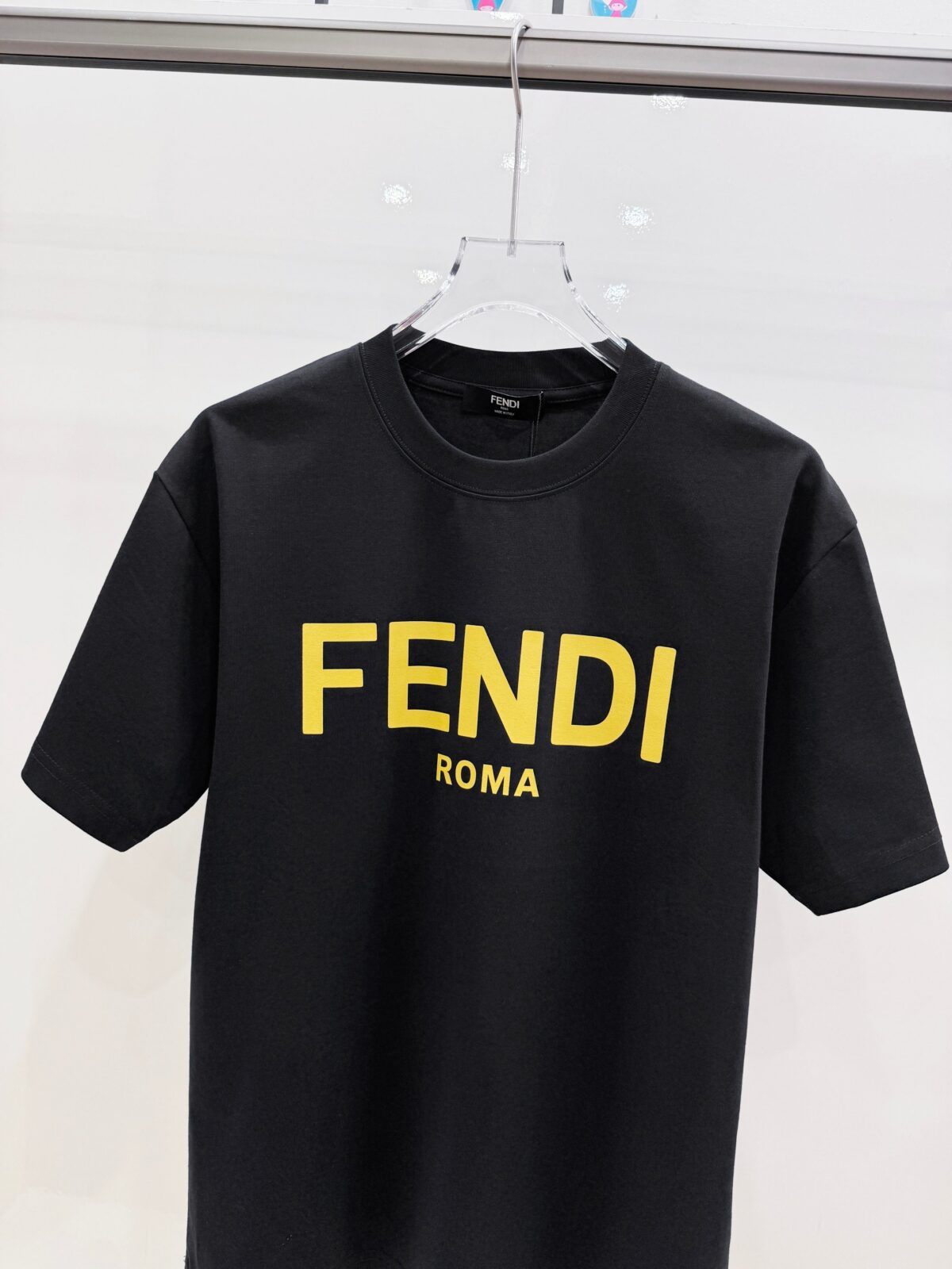 P85 芬迪 26SS FENDI 英文字母logo印花短袖t恤 官方同步 高版本 高品质 时尚个性 百搭潮流 纯原品质 原版面料 品牌logo重工艺设计 高端定制优质棉莫代尔面料.手感柔软.穿着舒适.级别精致车线.做工精细.上身效果无敌帅气！型男必备单品！ 颜色: 黑色.白色. 尺码：S M L XL XXL