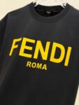 P85 芬迪 26SS FENDI 英文字母logo印花短袖t恤 官方同步 高版本 高品质 时尚个性 百搭潮流 纯原品质 原版面料 品牌logo重工艺设计 高端定制优质棉莫代尔面料.手感柔软.穿着舒适.级别精致车线.做工精细.上身效果无敌帅气！型男必备单品！ 颜色: 黑色.白色. 尺码：S M L XL XXL