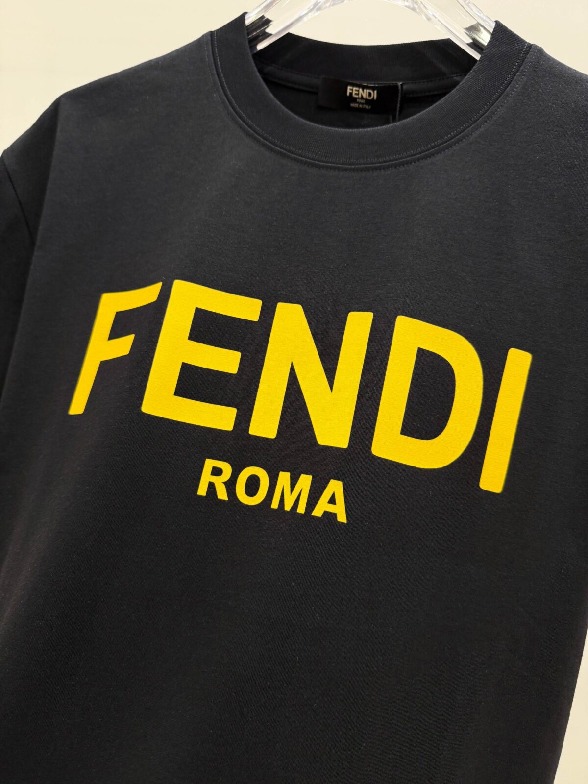P85 芬迪 26SS FENDI 英文字母logo印花短袖t恤 官方同步 高版本 高品质 时尚个性 百搭潮流 纯原品质 原版面料 品牌logo重工艺设计 高端定制优质棉莫代尔面料.手感柔软.穿着舒适.级别精致车线.做工精细.上身效果无敌帅气！型男必备单品！ 颜色: 黑色.白色. 尺码：S M L XL XXL