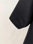 P85 芬迪 26SS FENDI 英文字母logo印花短袖t恤 官方同步 高版本 高品质 时尚个性 百搭潮流 纯原品质 原版面料 品牌logo重工艺设计 高端定制优质棉莫代尔面料.手感柔软.穿着舒适.级别精致车线.做工精细.上身效果无敌帅气！型男必备单品！ 颜色: 黑色.白色. 尺码：S M L XL XXL