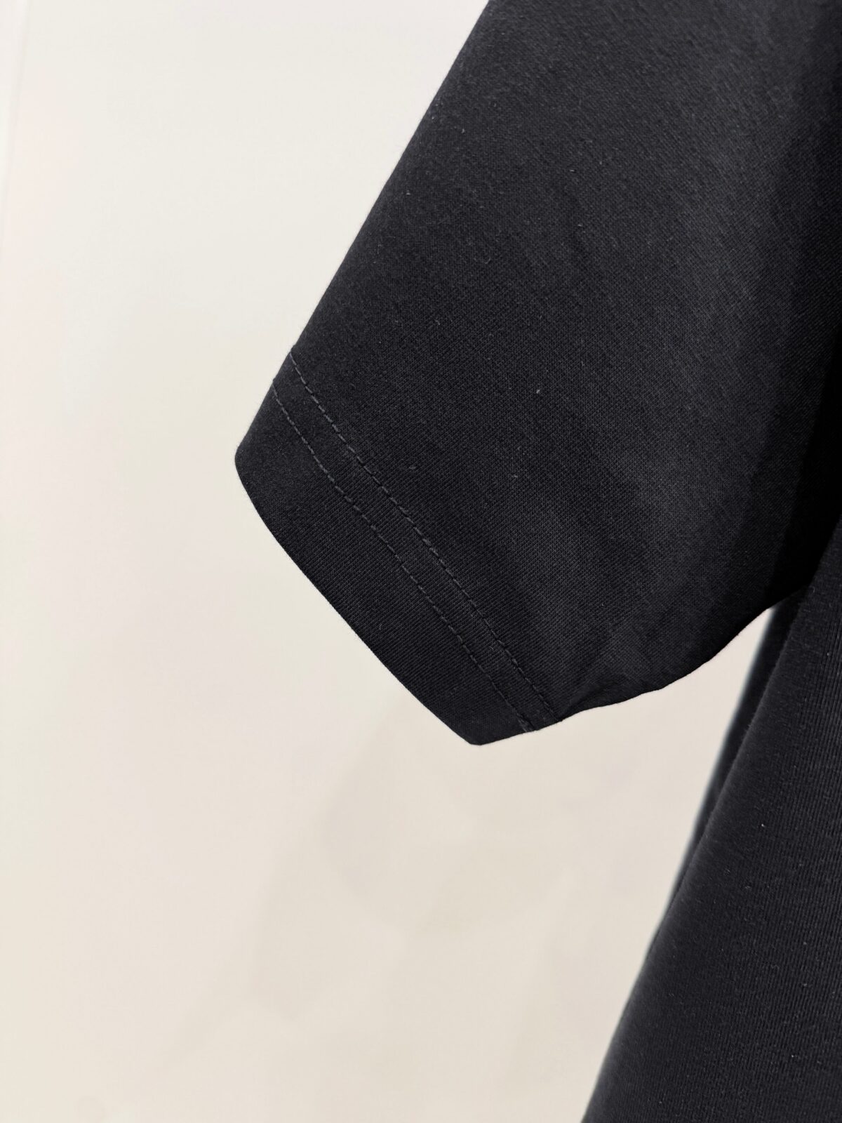 P85 芬迪 26SS FENDI 英文字母logo印花短袖t恤 官方同步 高版本 高品质 时尚个性 百搭潮流 纯原品质 原版面料 品牌logo重工艺设计 高端定制优质棉莫代尔面料.手感柔软.穿着舒适.级别精致车线.做工精细.上身效果无敌帅气！型男必备单品！ 颜色: 黑色.白色. 尺码：S M L XL XXL