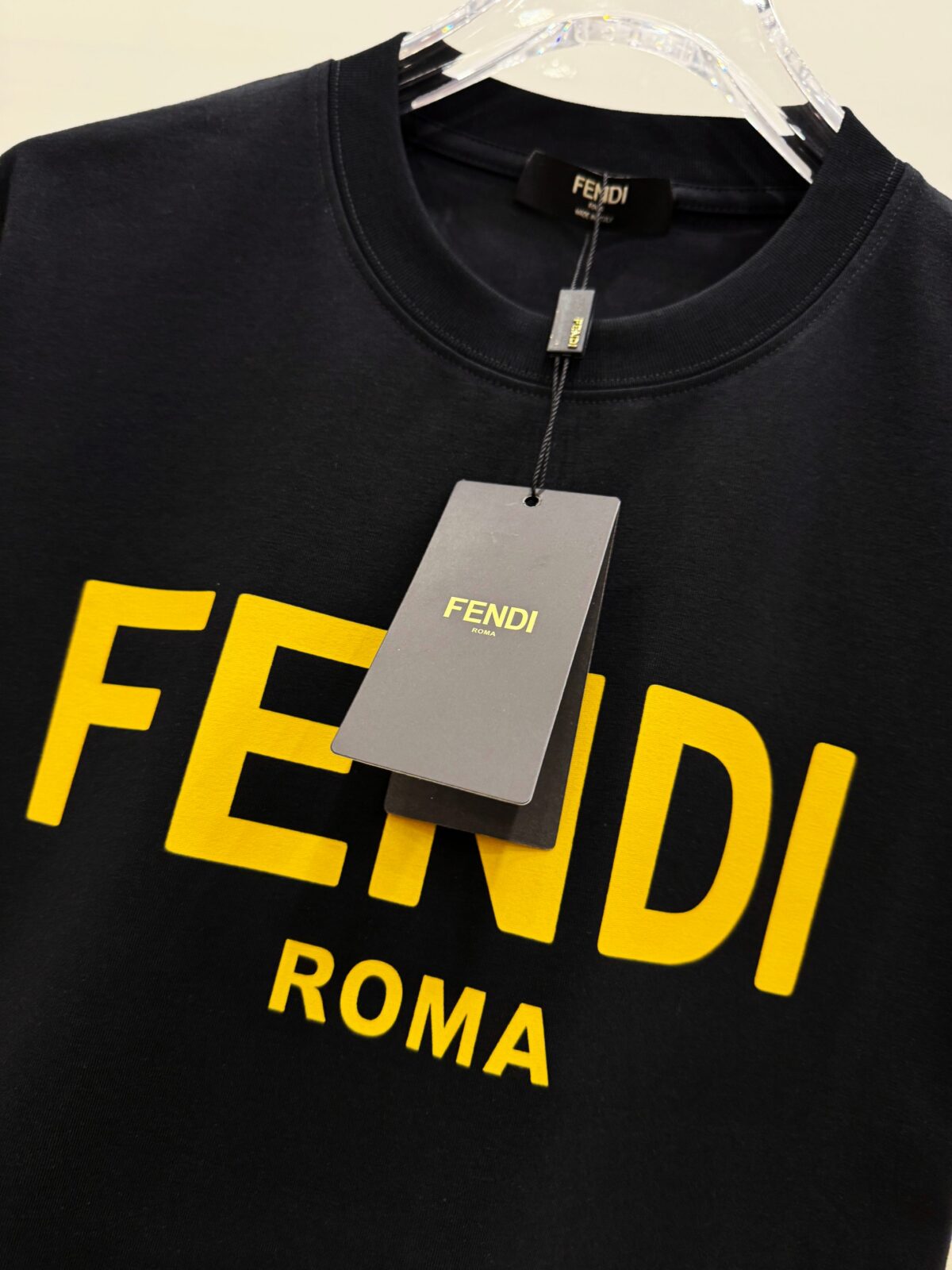 P85 芬迪 26SS FENDI 英文字母logo印花短袖t恤 官方同步 高版本 高品质 时尚个性 百搭潮流 纯原品质 原版面料 品牌logo重工艺设计 高端定制优质棉莫代尔面料.手感柔软.穿着舒适.级别精致车线.做工精细.上身效果无敌帅气！型男必备单品！ 颜色: 黑色.白色. 尺码：S M L XL XXL