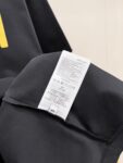 P85 芬迪 26SS FENDI 英文字母logo印花短袖t恤 官方同步 高版本 高品质 时尚个性 百搭潮流 纯原品质 原版面料 品牌logo重工艺设计 高端定制优质棉莫代尔面料.手感柔软.穿着舒适.级别精致车线.做工精细.上身效果无敌帅气！型男必备单品！ 颜色: 黑色.白色. 尺码：S M L XL XXL
