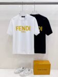 P85 芬迪 26SS FENDI 英文字母logo印花短袖t恤 官方同步 高版本 高品质 时尚个性 百搭潮流 纯原品质 原版面料 品牌logo重工艺设计 高端定制优质棉莫代尔面料.手感柔软.穿着舒适.级别精致车线.做工精细.上身效果无敌帅气！型男必备单品！ 颜色: 黑色.白色. 尺码：S M L XL XXL