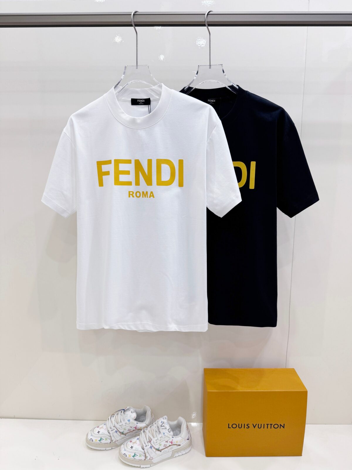 P85 芬迪 26SS FENDI 英文字母logo印花短袖t恤 官方同步 高版本 高品质 时尚个性 百搭潮流 纯原品质 原版面料 品牌logo重工艺设计 高端定制优质棉莫代尔面料.手感柔软.穿着舒适.级别精致车线.做工精细.上身效果无敌帅气！型男必备单品！ 颜色: 黑色.白色. 尺码：S M L XL XXL
