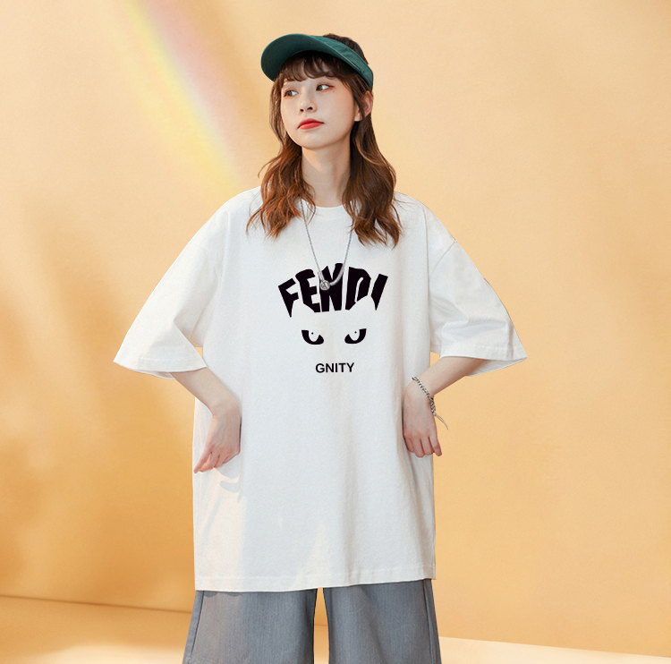 P70 Fendi/芬迪 印花Logo百搭潮流短袖T恤男女同款 吊牌 领标 水洗唛 三标齐全 定织定染280克精梳棉面料 尺码：S-XXL 颜色：黑色，白色
