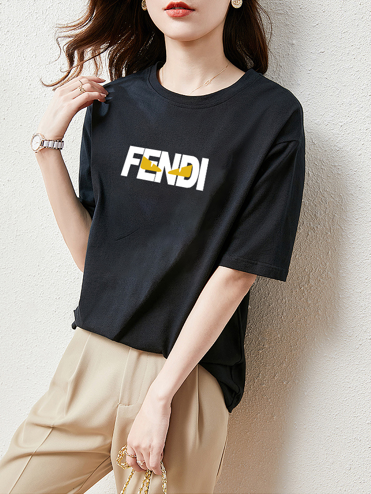 P70 Fendi/芬迪 印花Logo百搭潮流短袖T恤男女同款 吊牌 领标 水洗唛 三标齐全 定织定染280克精梳棉面料 尺码：S-XXL 颜色：黑色，白色