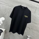 P75 FEN*di芬迪 2026春夏新款短袖t恤 经典 立体刺绣工艺 定制双纱平纹纯棉面料 男女同款 颜色：黑色 白色 尺码： S （90-130斤） M （120-150斤） L （140-165斤） XL （160-180斤） XXL （180-210斤）