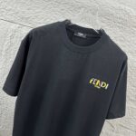 P75 FEN*di芬迪 2026春夏新款短袖t恤 经典 立体刺绣工艺 定制双纱平纹纯棉面料 男女同款 颜色：黑色 白色 尺码： S （90-130斤） M （120-150斤） L （140-165斤） XL （160-180斤） XXL （180-210斤）