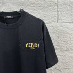 P75 FEN*di芬迪 2026春夏新款短袖t恤 经典 立体刺绣工艺 定制双纱平纹纯棉面料 男女同款 颜色：黑色 白色 尺码： S （90-130斤） M （120-150斤） L （140-165斤） XL （160-180斤） XXL （180-210斤）