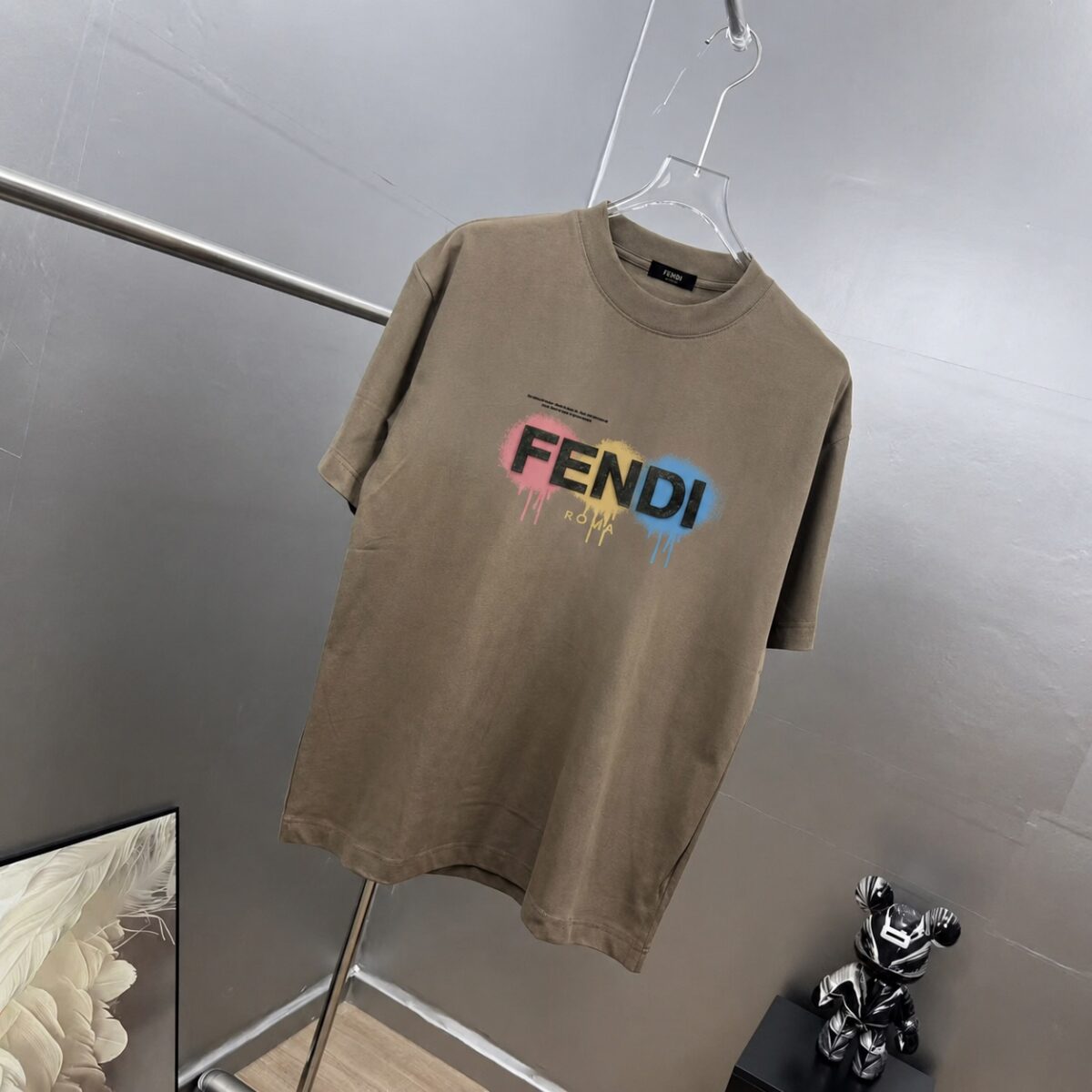P85 Fen～ 芬家厚板滴胶字母眼睛，2025秋冬新款280g纯棉上衣 7A抗菌短袖tee 负离子上身十分舒适，男女同款半袖，落肩宽松版型 颜色: 黑色 白色 咖啡色 尺码：S（90-130斤） M（125-150斤） L（135-165斤） XL（160-190斤） XXL（185-220斤）