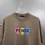 P85 Fen～ 芬家厚板滴胶字母眼睛，2025秋冬新款280g纯棉上衣 7A抗菌短袖tee 负离子上身十分舒适，男女同款半袖，落肩宽松版型 颜色: 黑色 白色 咖啡色 尺码：S（90-130斤） M（125-150斤） L（135-165斤） XL（160-190斤） XXL（185-220斤）