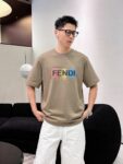 P85 Fen～ 芬家厚板滴胶字母眼睛，2025秋冬新款280g纯棉上衣 7A抗菌短袖tee 负离子上身十分舒适，男女同款半袖，落肩宽松版型 颜色: 黑色 白色 咖啡色 尺码：S（90-130斤） M（125-150斤） L（135-165斤） XL（160-190斤） XXL（185-220斤）