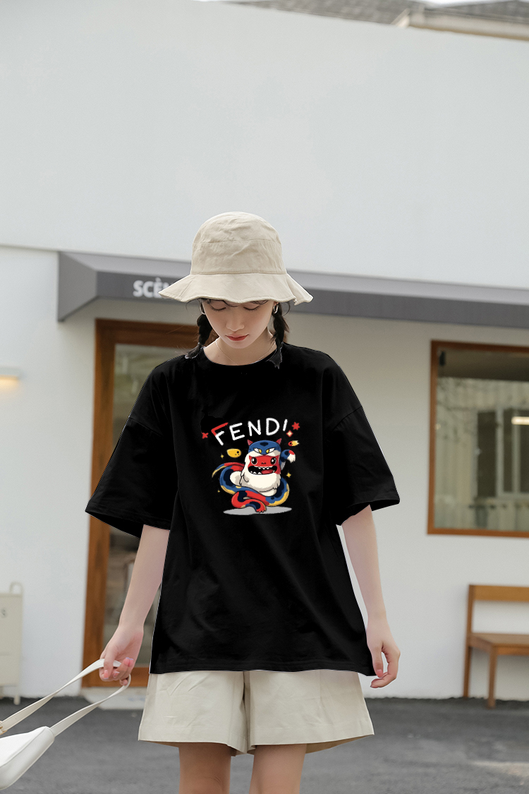 P70 Fendi/芬迪 印花Logo百搭潮流短袖T恤男女同款 吊牌 领标 水洗唛 三标齐全 定织定染280克精梳棉面料 尺码：S-XXL 颜色：黑色，白色