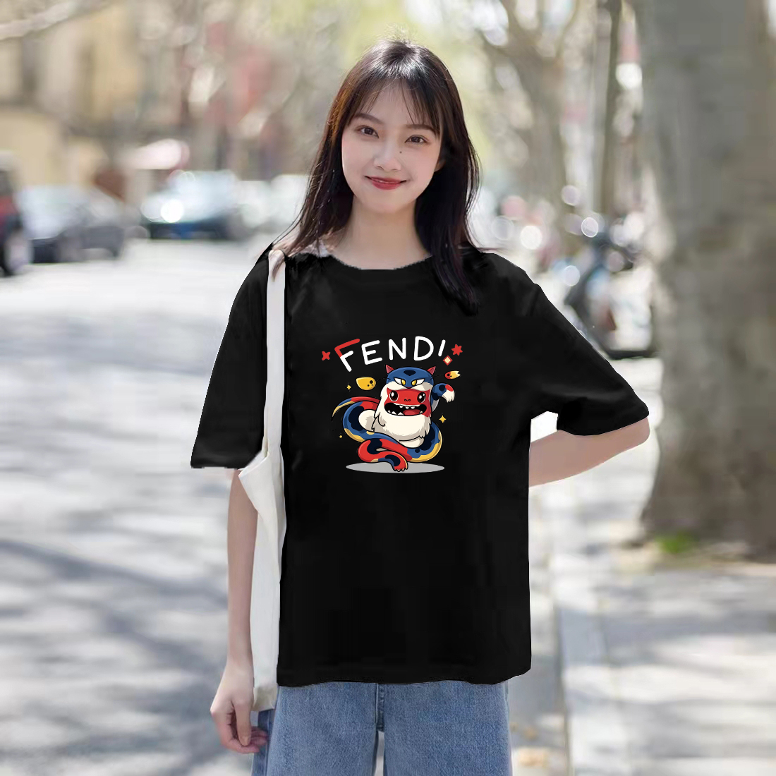 P70 Fendi/芬迪 印花Logo百搭潮流短袖T恤男女同款 吊牌 领标 水洗唛 三标齐全 定织定染280克精梳棉面料 尺码：S-XXL 颜色：黑色，白色